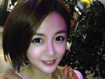 鄉民口中的「小安心亞」？愛著大牛哥的舉牌妹小海各種電人阿>_<♥