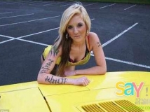 男拍賣老爺車 請女兒當爆乳車模衝人氣[2P]