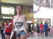 街頭拍到超短裙正妹 低胸低到走光了 [1P]