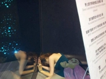 「希臘腳正妹女屍」藏身東區看板　躺地胸罩外翻隨人看 [1P]