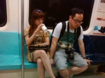 [正妹] 在捷運上喝飲料的女生