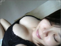 超胸無名正妹床上自拍[6P]