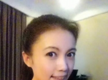 央視女記者~艾婷婷~雙手抱胸露出深V事業線 「胸器」驚人 [圖+影]