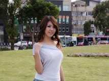 公園散步遇到爆乳外拍正妹[20P]