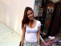 32C籃球國手張宗憲的女朋友~陳怡安~短裙低胸性感照 [2P]