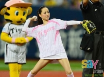 松田聖子打棒球　短裙底褲全都露！[7P]