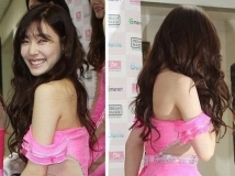 少女時代Tiffany粉紅洋裝滑落露美肩[6P]