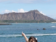 正妹主播~林家琪~用Aloha遮乳溝 網友怒: 移開Aloha {提姆正妹timlia.com} [15P]