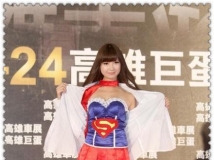 「賽車皇后」佐綺愛里性感站台 一出場立刻脫掉白色襯衫 [圖+影]