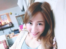 32C正妹Lucy不畏10度寒流~車內僅穿低胸超短裙 大秀白皙美腿 [50P]