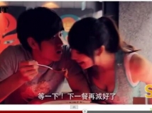 正妹阿喜捏掰掰肉滾床　放送乳溝男友張嘴驚呼 (圖+影)