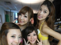 可愛娜美~錄影後台低胸秀32E奶 [30P]