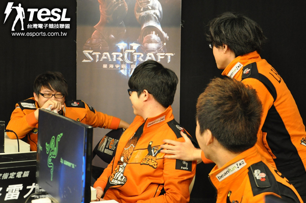 輕鬆地拿下一勝，橘子熊所有隊友一起為Gow(葉邦彥)的勝利慶祝。