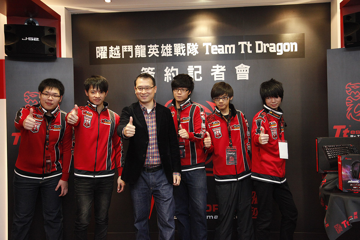 曜越董事長暨執行長林培熙(中)與「曜越鬥龍英雄戰隊Team Tt Dragon」 曜越董事長暨執行長林培熙(中)與「曜越鬥龍英雄戰隊Team Tt Dragon」