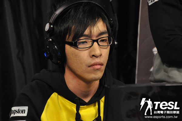 瞬間比賽就來到了賽末點，DS(王駿)全力求勝，不想讓比賽結束在自己手上。