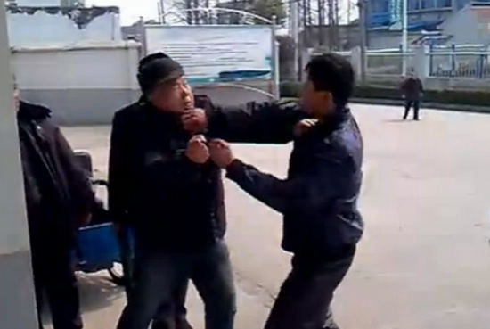 90後暴打老人
