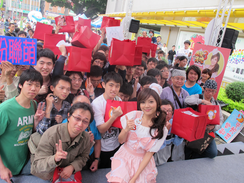 (圖1)《<strong><a href='http://game.yam.com/search.php?stype=news&keyword=吞食天地3 Online&ta=2' title='吞食天地3 Online 相關內容'>吞食天地3 Online</a></strong>》Love Children愛的行動「呷便當做公益」週六登場，代言人「豆花妹-蔡黃汝」化身「愛心小主廚」與玩家合影。