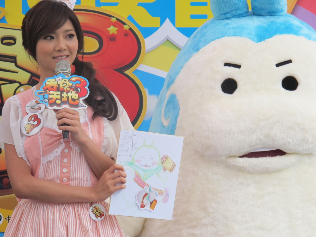 (圖6)「豆花妹」再次發揮創意天份，為公益活動畫下超級可愛的「巴豆妖」手繪稿，由競標得主蔡先生標下。
