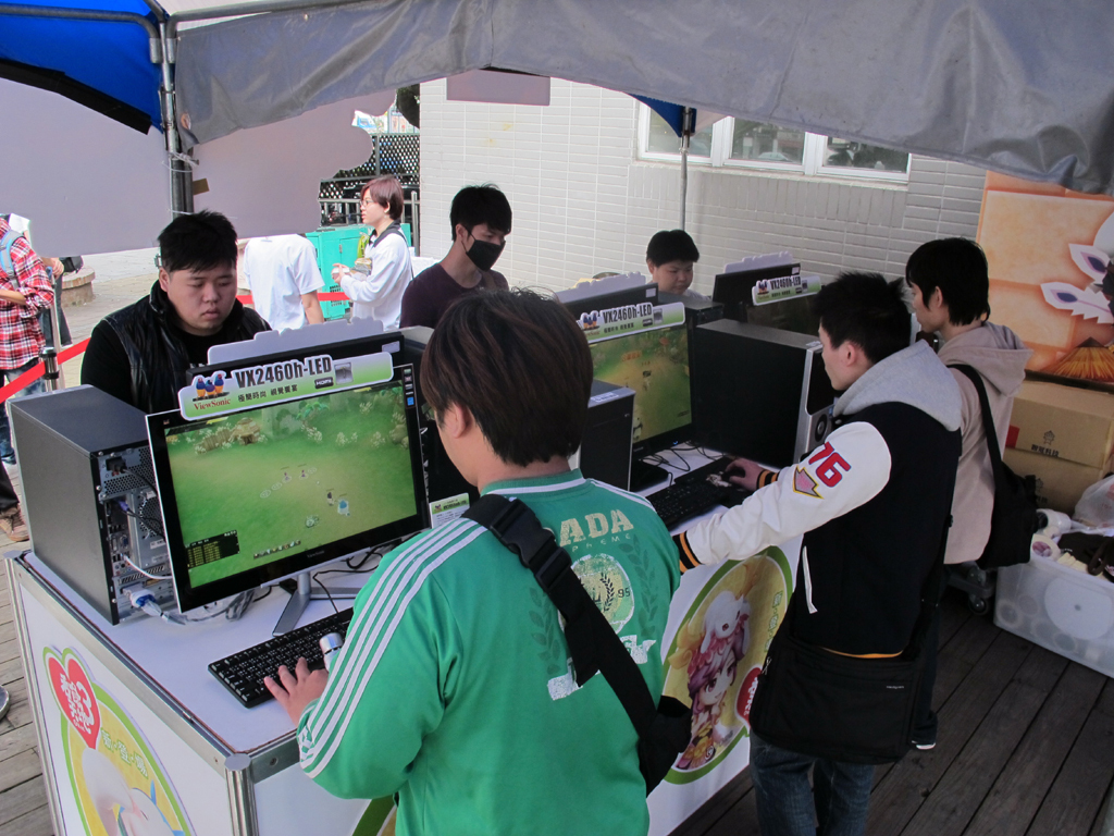 (圖10)現場開放試玩機台讓玩家體驗《<strong><a href='http://game.yam.com/search.php?stype=news&keyword=吞食天地3 Online&ta=2' title='吞食天地3 Online 相關內容'>吞食天地3 Online</a></strong>》超可愛的三國世界。
