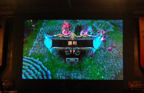曜越鬥龍英雄戰隊以全勝的戰績贏得了「全國網咖菁英賽」的冠軍！