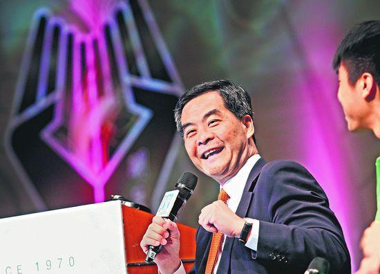 小心梁振英